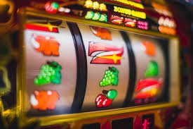 Tampilan live streaming Lightning Baccarat di albaslot dengan dealer, papan kartu, dan indikator multiplier