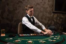 Papan taruhan Lightning Baccarat menunjukkan opsi Player, Banker, Tie, dan side bets dengan multiplier aktif